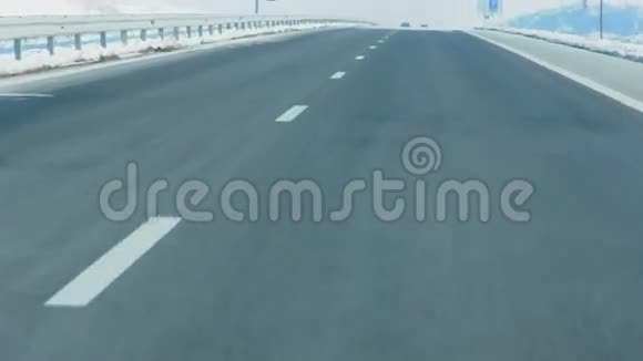 在高速公路上行驶的车辆视频的预览图