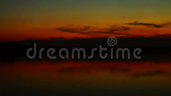 九月美丽的日落湖上有飞鸟潘视频的预览图