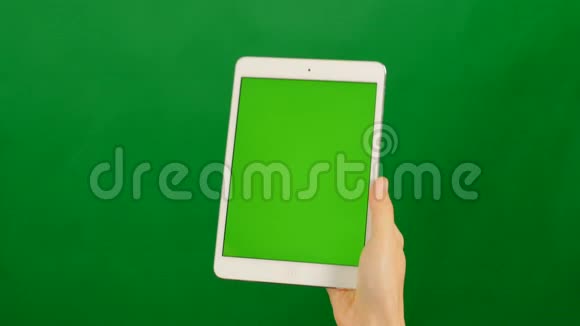 女商人在绿色背景上使用空白的绿色屏幕平板电脑视频的预览图