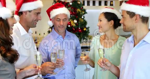快乐的朋友一起庆祝圣诞节一起喝香槟视频的预览图