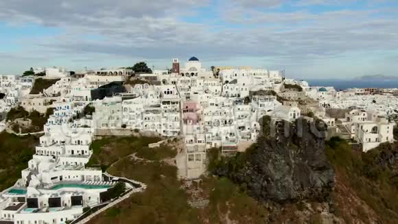 希腊圣托里尼岛上的空中白房子视频的预览图
