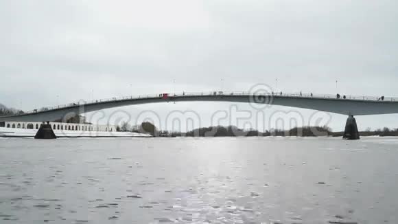 美丽的风景河桥景观视频的预览图