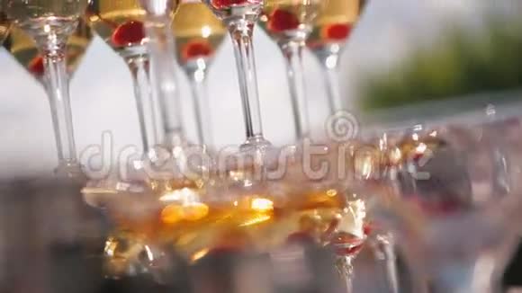 一个金字塔形的酒杯上面有香槟视频的预览图