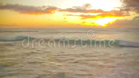 海滩时光流逝日落冲浪视频的预览图