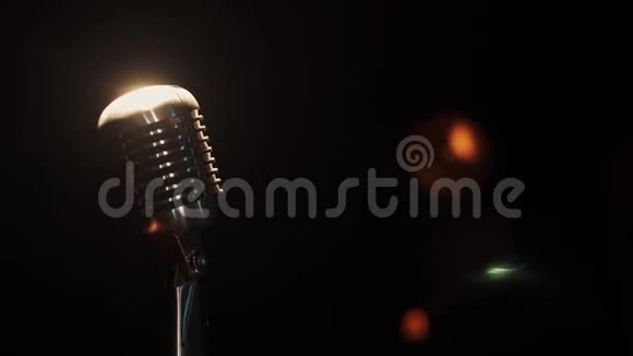 老式金属麦克风在聚光灯下的空俱乐部停留在舞台上视频的预览图