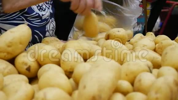 消费者在超市慢动作地挑选土豆视频的预览图