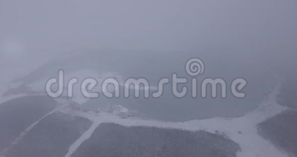 大型冰冻湖泊空中摄影寒冷的冬天视频的预览图