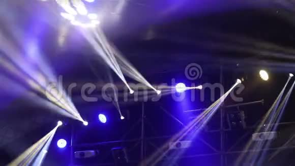 音乐会上的舞台灯光有雾控制台上的舞台灯光新年晚会视频的预览图