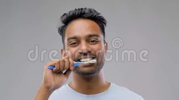 印度男人用牙刷清洁牙齿视频的预览图