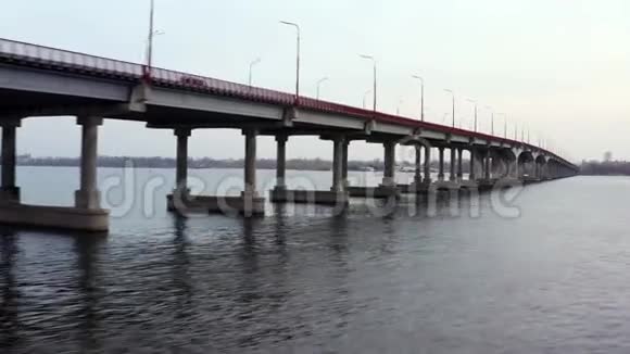 通过河流交通的城市桥景视频的预览图