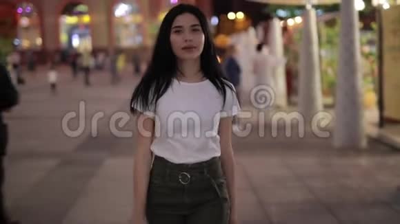 女人在夜城散步视频的预览图
