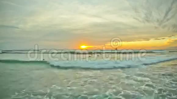 海滩时光流逝日落冲浪视频的预览图