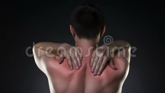 颈部疼痛黑色背景有背痛的男人视频的预览图