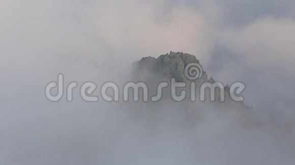 早春浓雾笼罩着中高加索山脉陡峭的山坡视频的预览图