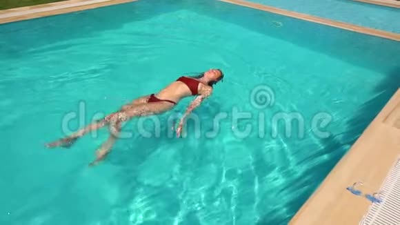 女人在游泳池里游泳视频的预览图