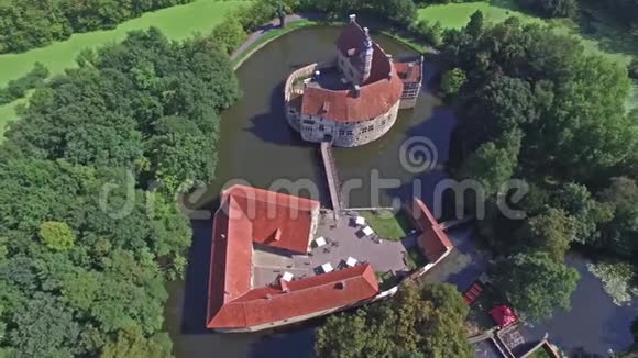 德国吕丁豪森的中世纪城堡的鸟瞰图视频的预览图