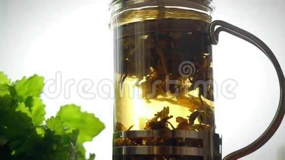 慢镜头玻璃茶壶与盛开的茶视频的预览图