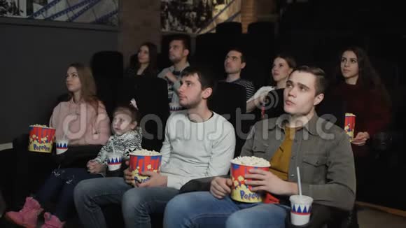 人们在电影院里吃爆米花和看电影视频的预览图