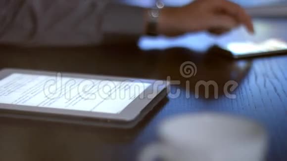 4k商人夜间集中工作配有平板电脑视频的预览图