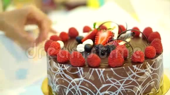 不裹粘巧克力蛋糕新鲜草莓和浆果视频的预览图