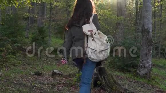 在森林里背着背包的女孩视频的预览图
