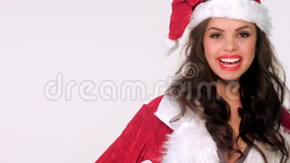 圣诞老人服装中的微笑女孩视频的预览图