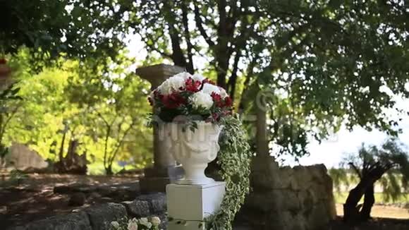 壶中绣球花黑山的婚礼装饰品视频的预览图