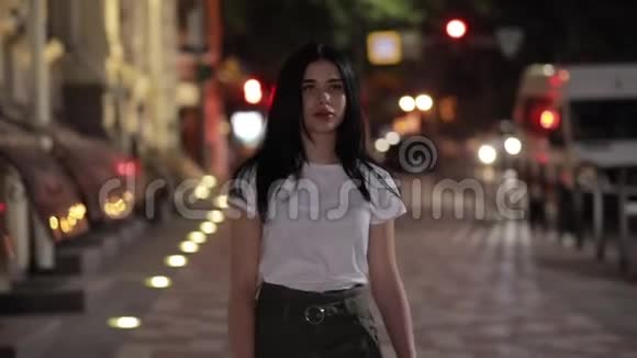 女人在夜城散步视频的预览图