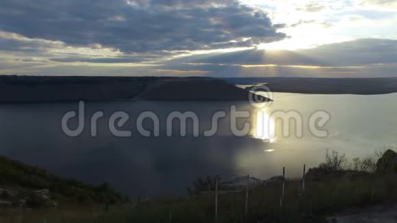 湖面上的日落很棒壮丽的假期美丽的日落之间的山脉湖泊和河流4k视频的预览图