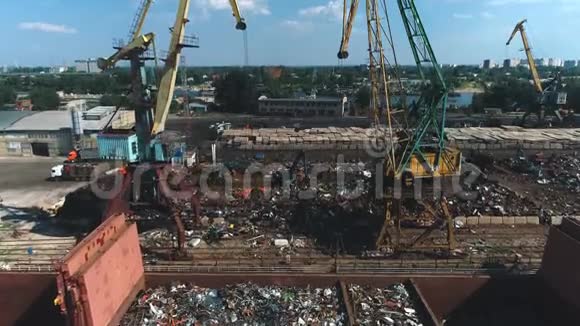 海港Cranes的鸟瞰图废金属视频的预览图