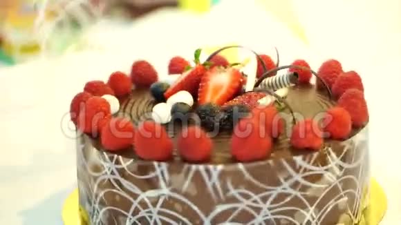 不裹粘巧克力蛋糕新鲜草莓和浆果视频的预览图