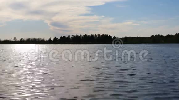 湖的水面视频的预览图
