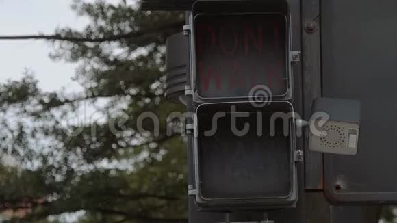 步行不要在塔尔萨市市区走旧的红绿灯视频的预览图