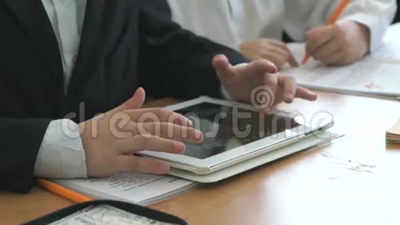 学生使用白色电脑平板电脑玩游戏视频的预览图