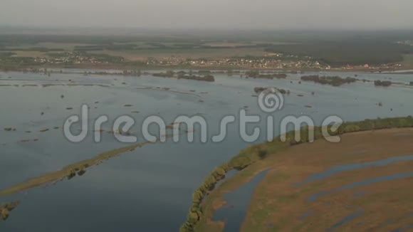 泉河洪水景观鸟瞰视频的预览图