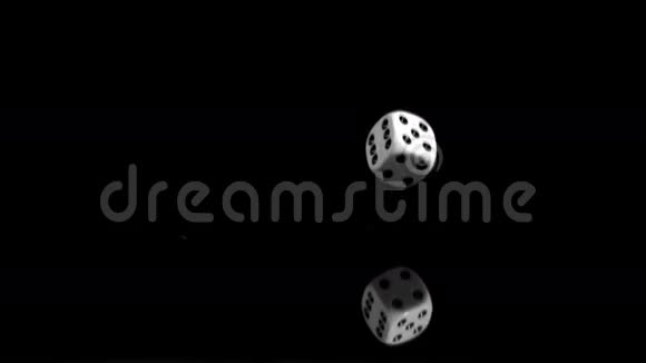 一个白色骰子在超级慢动作反弹视频的预览图