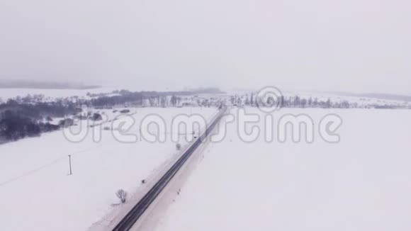 冬季田间道路视频的预览图