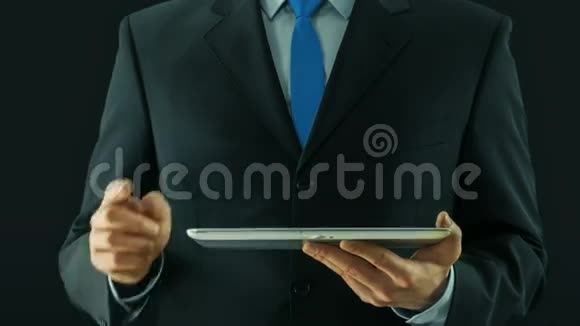 商界人士指出社交网络媒体概念平板电脑视频的预览图
