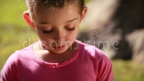 快乐的小女孩看着蝴蝶视频的预览图