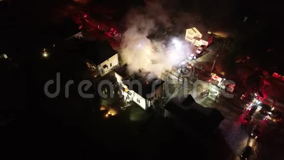 消防车辆及设备在室内火灾现场的鸟瞰图视频的预览图