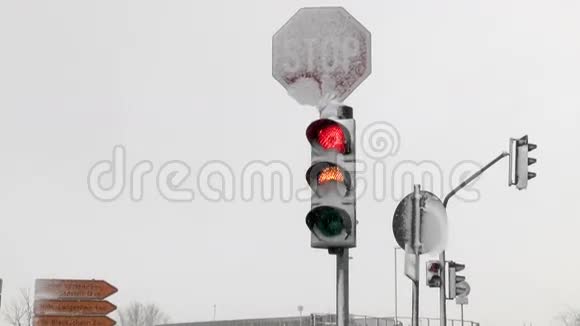 暴风雪期间的红绿灯视频的预览图