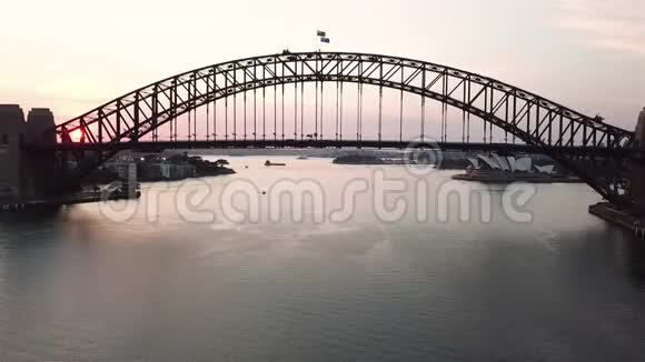日出期间悉尼海港大桥的空中电影无人机镜头视频的预览图