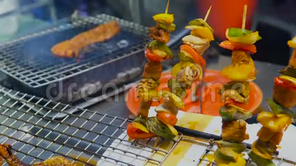 泰国传统街头美食视频的预览图