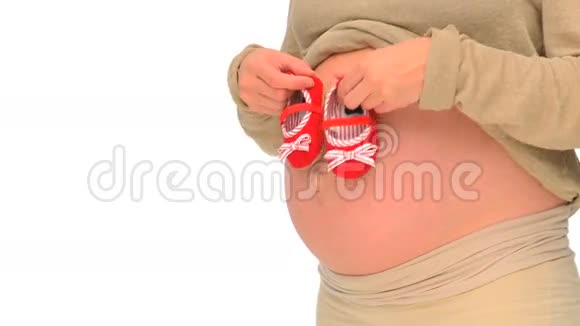 孕妇玩童鞋视频的预览图