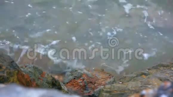波浪拍打着萨梅岛上一片岩石海岸视频的预览图