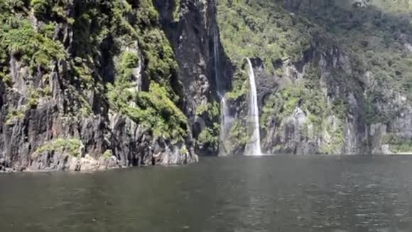 在米尔福德湾瀑布新西兰视频的预览图