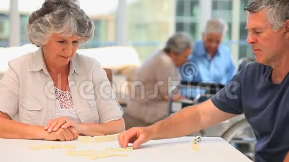 老年夫妇玩多米诺骨牌视频的预览图