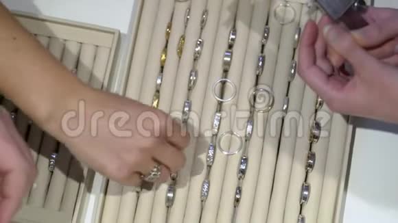 商店里的珠宝金戒指视频的预览图