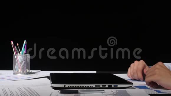 商人用黑色笔记本电脑工作视频的预览图