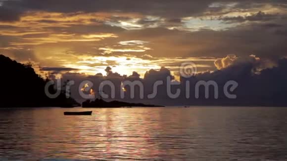 印度洋塞舌尔群岛海上日落视频的预览图